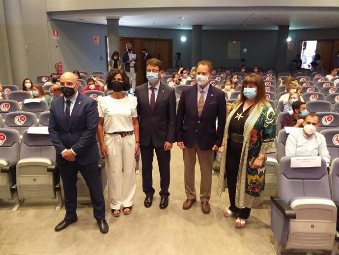 Archivo - La presidenta de la Unión de Comerciantes del Principado, Sara Menéndez, en la celebración del Día del Comercio en el marco de la 64 Feria Internacional de Muestras de Asturias, en el recinto ferial gijonés 'Luis Adaro, junto a otras autoridad