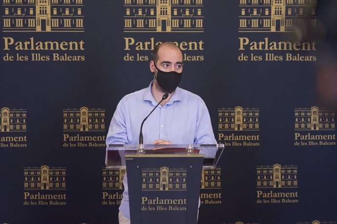 El portavoz de Unidas Podemos en el Parlament, Alejandro López, en rueda de prensa.