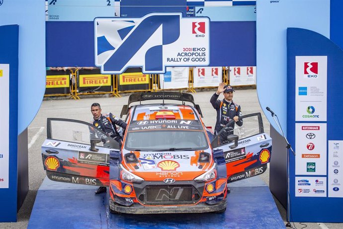 Dani Sordo saluda desde su Hyundai durante el Rally Acrópolis 2021