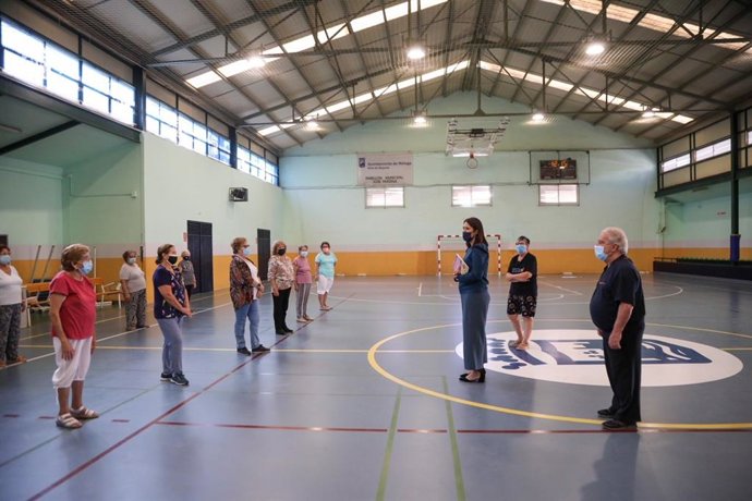 Un total de 40 mayores inician los programas de salud y deporte en la barriada malagueña de El Palo.