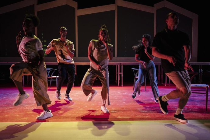 Imagen de los cinco intérpretes de la obra 'Nosaltres (A nosotros nos daba igual)' en el Teatre Nacional de Catalunya (TNC)