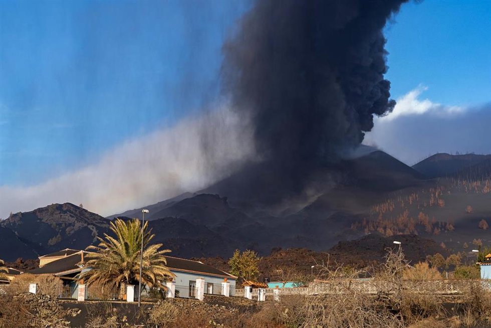 El volcán de Cumbre Vieja desde su lado sur, a 4 de octubre de 2021, en La Palma, Santa Cruz de Tenerife, Canarias (España). Este lunes el Comité Director del Pevolca ha acordado reforzar los trabajos de monitorización y vigilancia tras la aparición de 