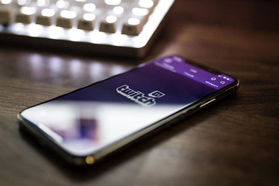 Archivo - Twitch en un smartphone.