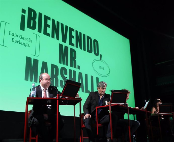 El Ministro de Cultura y Deporte, Miquel Iceta (1i), durante el acto para celebrar el Día del Cine Español en el cine Doré