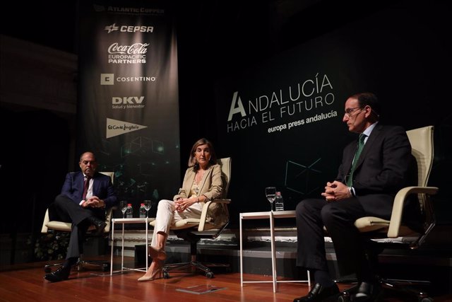 Mesa redonda del foro 'Andalucía hacia el futuro' organizado por Europa Press en Sevilla con el presidente de ATA, Lorenzo Amor; la consejera de Empleo, Formación y Trabajo Autónomo, Rocío Blanco, y el presidente de la CEA, Javier González de Lara.