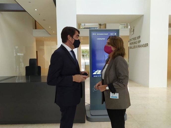 Suárez-Quiñones (I) con la ministra Teresa Ribera.