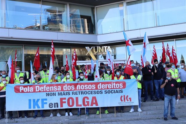 Trabajadores y delegados de la CIG se concentran ante el edificio administrativo de la Xunta en Vigo