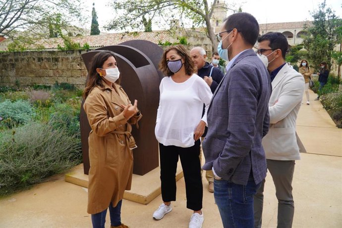 Armengol visita la galería Hauser & Wirth en Menorca