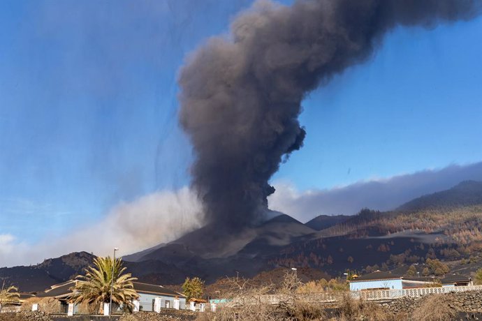 El volcán de Cumbre Vieja desde su lado sur, a 4 de octubre de 2021, en La Palma, Santa Cruz de Tenerife, Canarias (España). Este lunes el Comité Director del Pevolca ha acordado reforzar los trabajos de monitorización y vigilancia tras la aparición de 