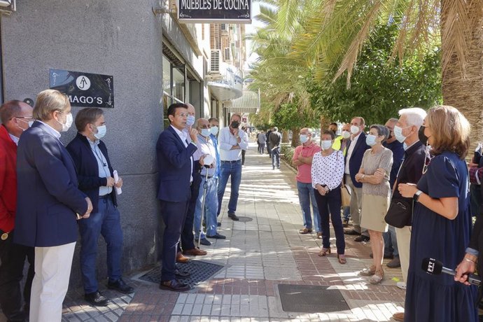 El alcalde de Granada, Francisco Cuenca, departe con vecinos del entorno del Camino de Ronda