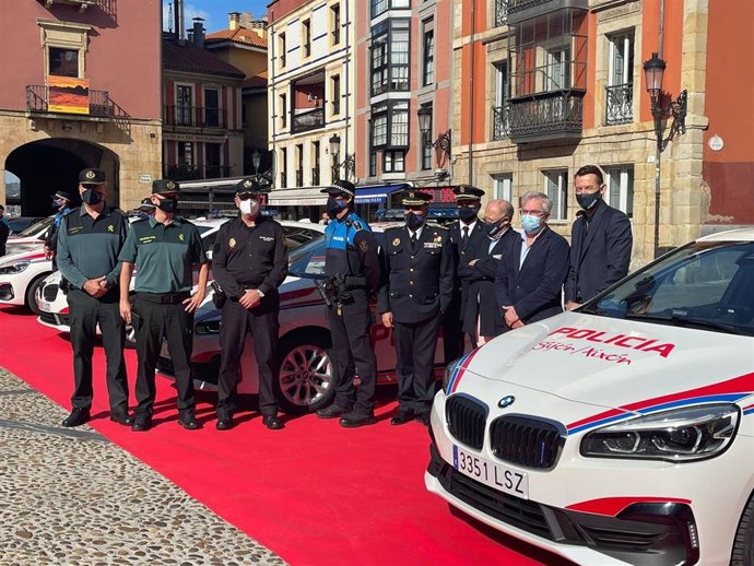 Presentación de la nueva flota de la Policía Local de Gíjón, en la plaza Mayor