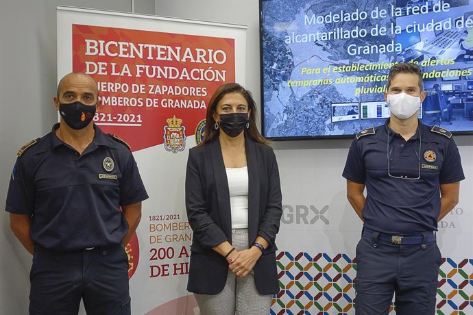 La concejal de Seguridad Ciudadana de Granada, Raquel Ruz, junto con el jefe del Servicio de Prevención, Extinción de Incendios y Salvamento de Granada, Gustavo Molino, y el responsable de Protección Ciudadana del cuerpo de bomberos, Sergio Iglesias.