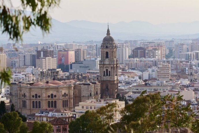 Archivo - Vista de Málaga con la catedral