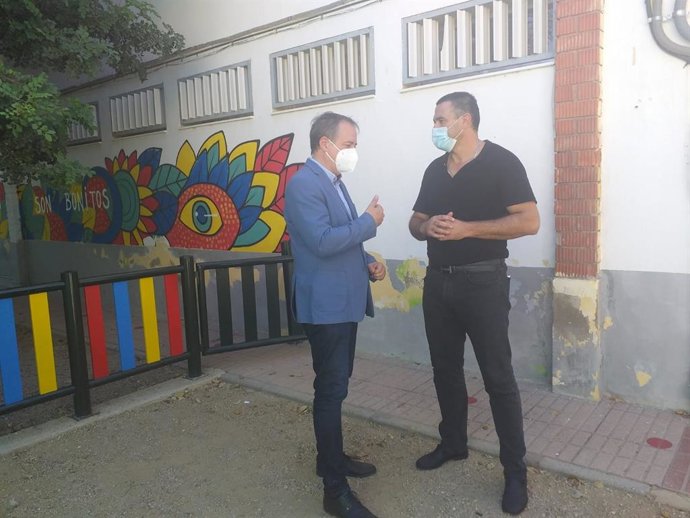 José Luis Delgado con el alcalde de Zurgena, Luis Díaz, en el CEIP Juan Andrés de Toledo
