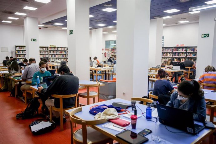 Varias personas en una de las salas de la biblioteca pública Elena Fortún, el primer día de fin de las restricciones de aforo en Madrid, a 4 de octubre de 2021, en Madrid (España). 