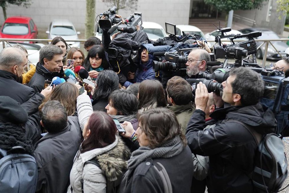 Archivo - El padre de Diana Quer, Juan Carlos Quer, atiende a los medios de comunicación, a su llegada a los juzgados el día en el que comienza el juicio contra José Enrique Abuín Gey, alias el Chicle, por el presunto asesinato de su hija, en Santiago d