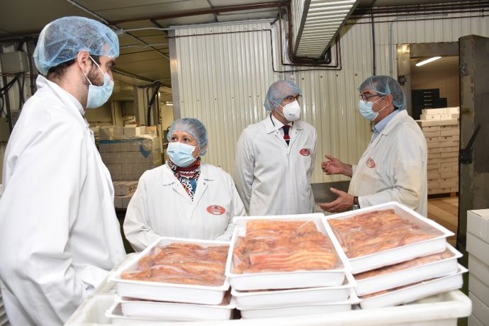 El viceconsejero visita la fábrica Moreno Sáez junto a la delegada territorial de la Junta.