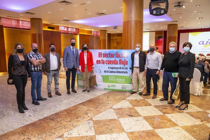 Representantes de las asociaciones agrarias y el consejero de Ganadería, Guillermo Blanco, entre otros, en la inauguración de la jornada 'El sector lácteo en la cuerda floja'