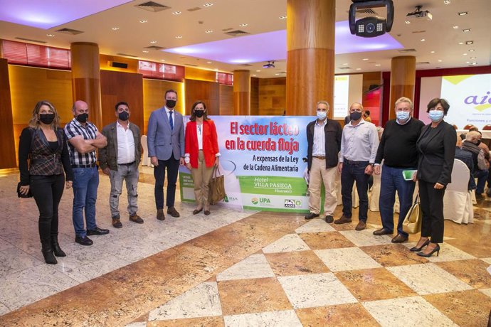 Representantes de las asociaciones agrarias y el consejero de Ganadería, Guillermo Blanco, entre otros, en la inauguración de la jornada 'El sector lácteo en la cuerda floja'