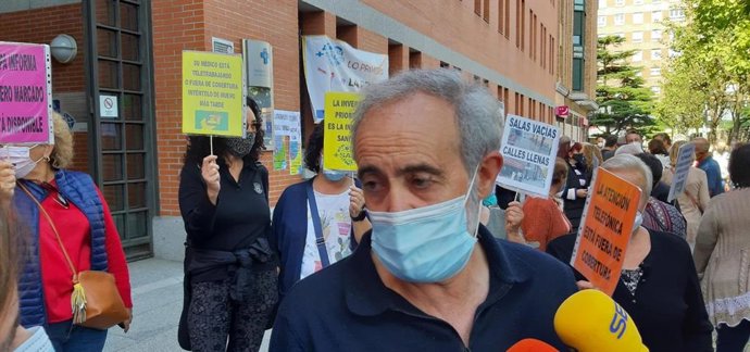 Manuel Cañete, presidente de la Federación de Asociaciones Vecinales de Gijón (FAV), durante la concentración de protesta en defensa de la Sanidad Pública frente al centro de salud de Severo Ochoa