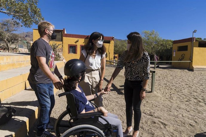 La vicepresidenta y diputada de Bienestar Social, Ángeles Martínez, participa en la presentación del proyecto Fomento de la autonomía personal para personas con gran discapacidad física, de la FAAM.