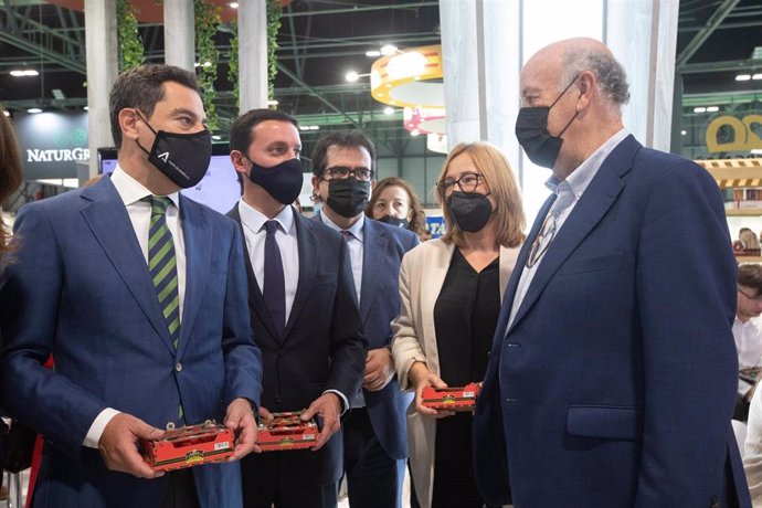 El presidente de la Diputación, Javier Aureliano García, junto al Juanma Moreno en Fruit Attraction