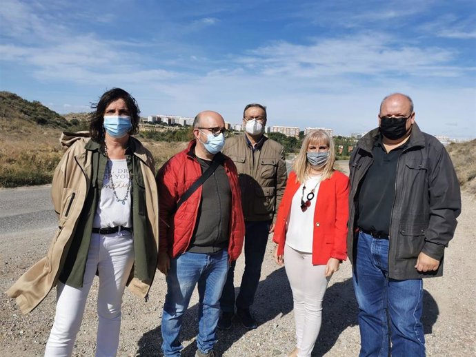 La portavoz del grupo municipal del PSOE, Lola Ranera, vistia el camino de la Fuente de la Junquera