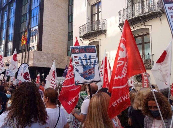 Protesta de los trabajadores del Banco Sabadell en Valncia.