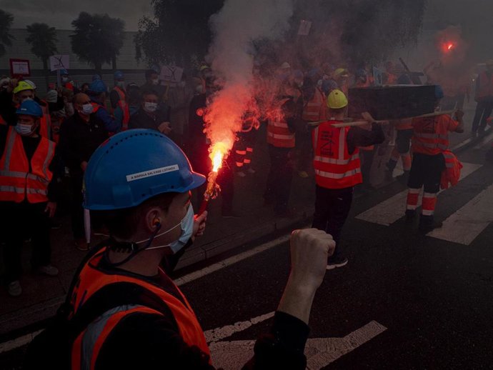 Un trabajador de Vestas enciende una bengala en una marcha contra el cierre de la fábrica de Viveiro (Lugo) que afectaría a 115 personas, a 5 de octubre de 2021, en Santiago de Compostela, Galicia, (España). Bajo el lema Vestas solución: polo futuro da