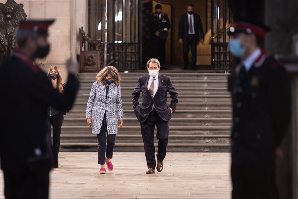 El expresidente de la Generalitat de Cataluña, Artur Mas (d), sale del Palau de la Generalitat, tras asistir a la posesión del cargo como presidente de la Generalitata de Pere Aragons