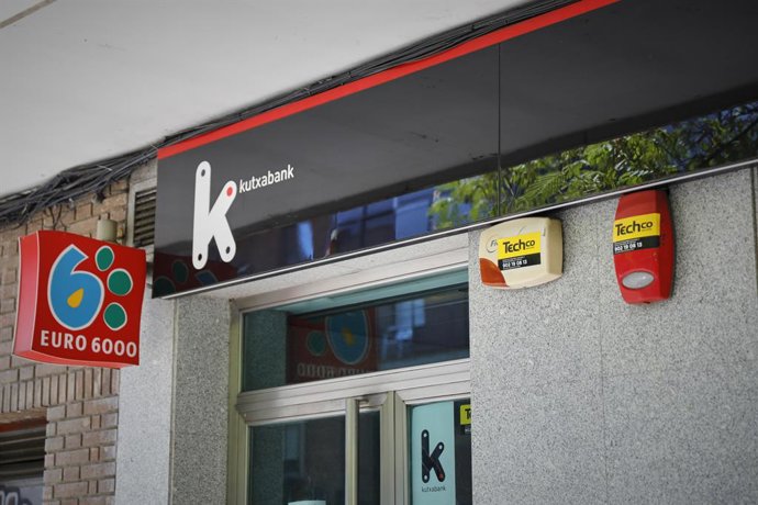 Archivo - Exterior de la sucursal del banco Kutxabank.