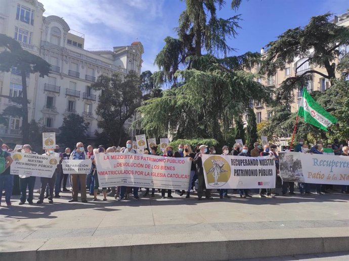 Varias decenas de personas de la Coordinadora Recuperando protestan ante el Congreso contra las inmatriculaciones de la Iglesia católica.
