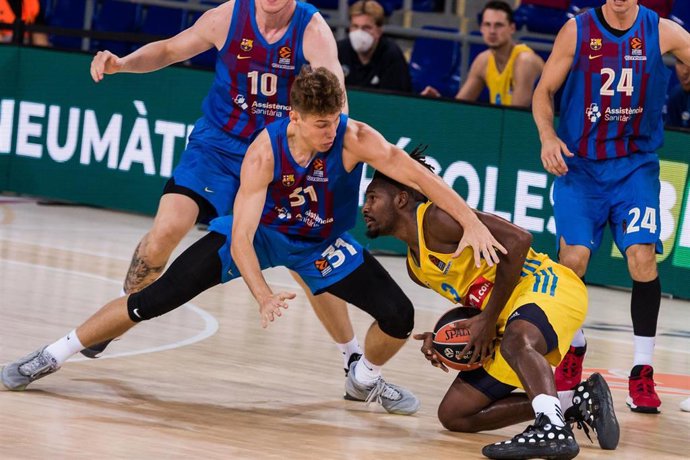 Jaleen Smith of Alba Berlin  fights with Rokas Jokubaitis of FC Barcelona during the Turkish Airlines EuroLeague match between FC Barcelona and Alba Berlin at Palau Blaugrana on October 01, 2021 in Barcelona, Spain.