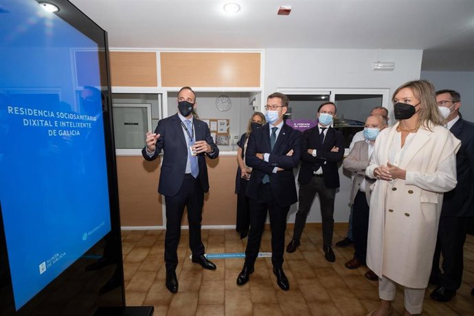El presidente da Xunta, Alberto Núñez Feijóo, y el conselleira de Política Social, Fabiola García, visitan el proyecto piloto de residencia inteligencia en A Estrada