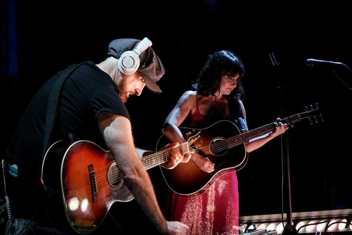 Archivo - El dúo musical Amaral, durante su actuación en las Noches del Botánico, a 3 de julio de 2021, en Madrid (España). 