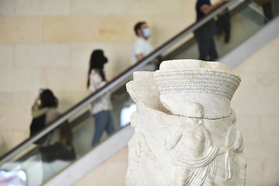Archivo - Varias personas visitan el Museo del Teatro Romano, en Cartagena.