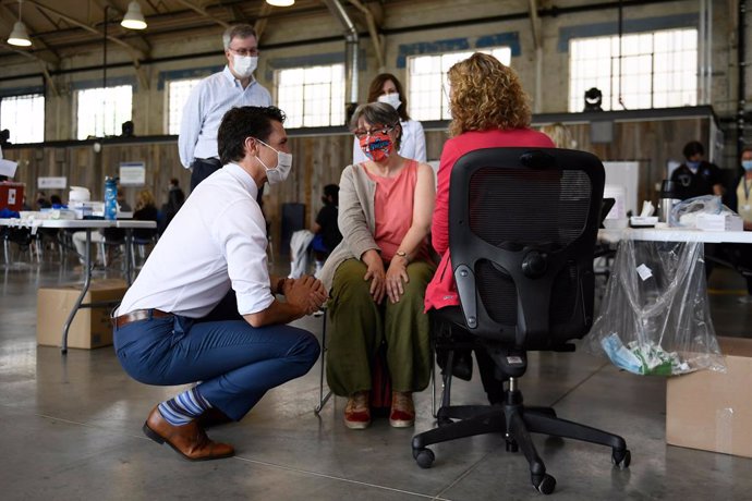 Archivo - 02 July 2021, Canada, Ottawa: Canadian Prime Minister Justin Trudeau (L)speaks with health care workers and people receiving COVID-19 vaccines at a clinic in Ottawa. Photo: Justin Tang/The Canadian Press via ZUMA/dpa