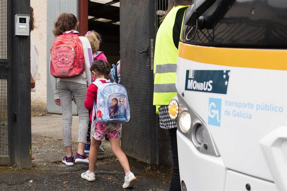 Imagen de archivo de varios niños de Infantil y Primaria entrando al colegio en Nadela (Lugo)