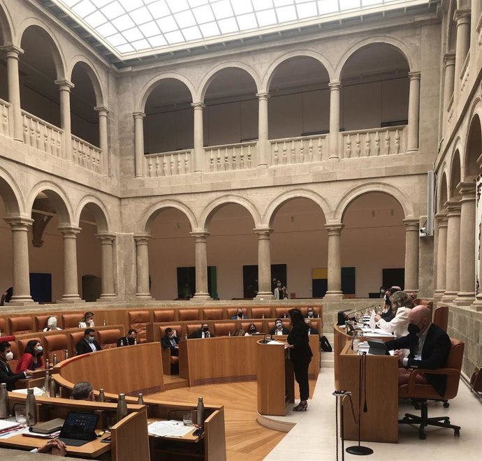 La presidenta del Gobierno, Concha Andreu, interviene en el pleno del Parlamento