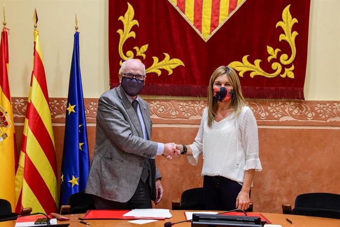 La firma del convenio entre la alcaldesa de Rubí, Ana María Martínez, y el presidente de la Cámara de Terrassa, Ramón Talams