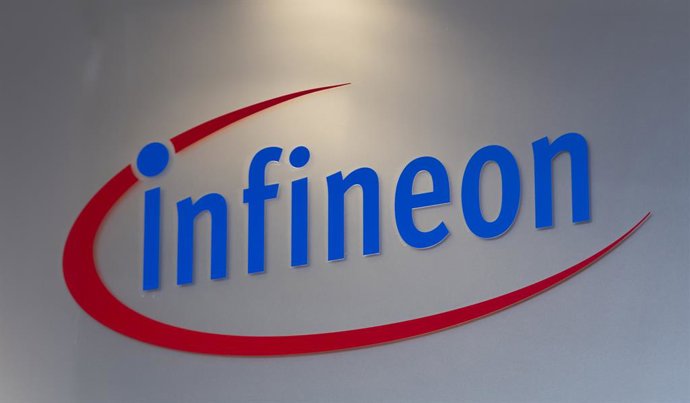 Archivo - FILED - 01 July 2021, Saxony, Dresden: The Infineon logo is pictured at the company entrance.