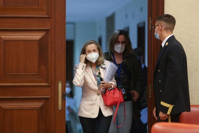 La vicepresidenta primera del Gobierno y ministra de Asuntos Económicos y Transformación Digital, Nadia Calviño, se dirige a comparecer en la Comisión de Asuntos Económicos del Congreso 