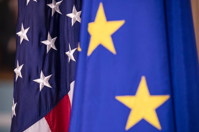 Archivo - Bandera de Estados Unidos y de la Unión Europea