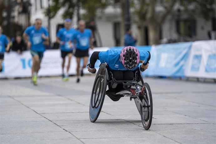 Archivo - Imagen de un atleta en silla de ruedas durante una prueba de atletismo