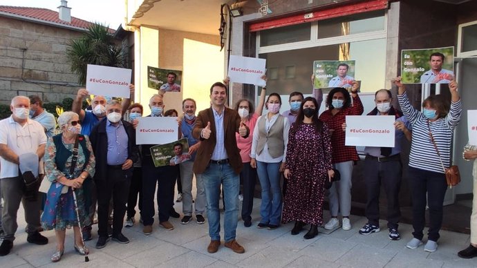 El aspirante a revalida la Secretaría Xeral del PSdeG Gonzalo Caballero con militantes socialisas en Sanxenxo