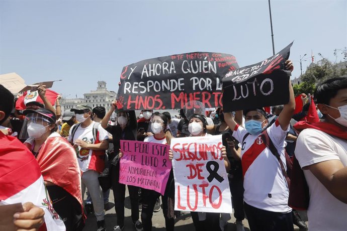 Archivo - Manifestación celebrada en Lima contra los abusos policiales que se cometierondurante las recientes protestas en contra de la proclamación de Manuel Merino como presidente de Perú llevada a cabo por el Congreso.