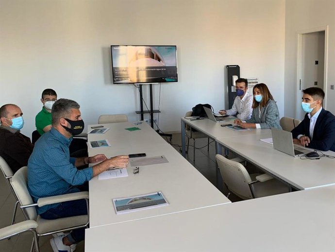 El concejal de Agenda Digital del Ayuntamiento de Valncia, Pere Fuset, acompañado por personal técnico de la Oficina de Ciudad Inteligente ha participado en un encuentrosobre la nueva estrategia smart city