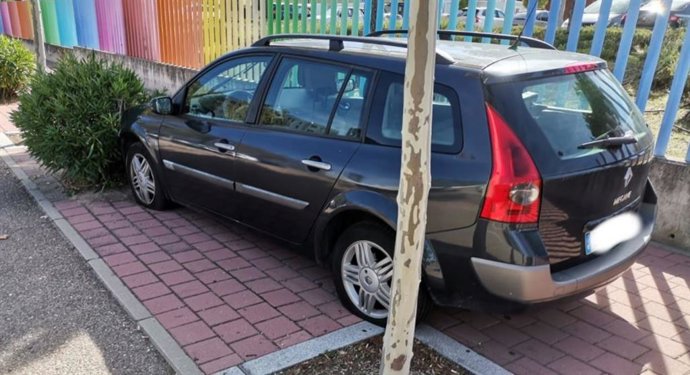 Vehículo implicado en el accidente de la calle Dulzaina.