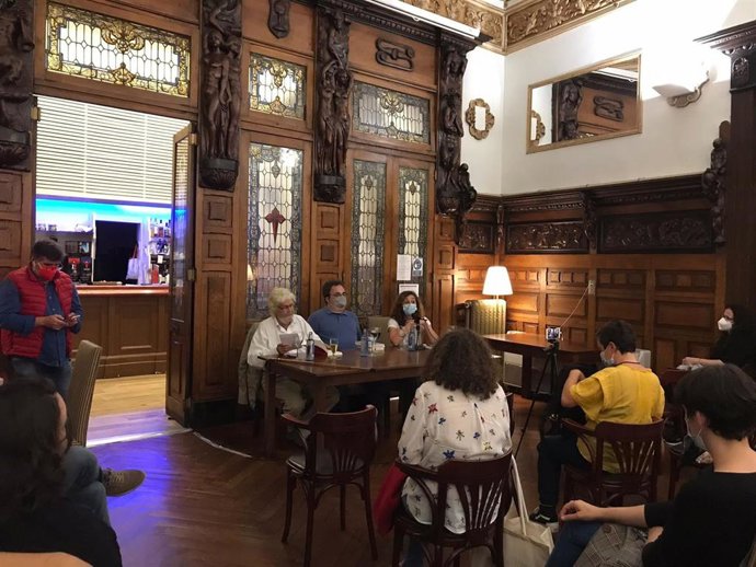 Presentación de 'A vella compañeira' (Luzes) en el Casino de Santiago en la rúa do Vilar. Anxo Lugilde junto a Xosé Manuel Beiras y Celtia Traviesas