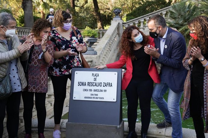 La consellera de Igualdad y Feminismos, Tnia Verge, y la teniente de alcalde de Derechos Sociales, Laura Pérez, inauguran la plaza de Snia Rescalvo Zafra en el Parc de la Ciutadella.